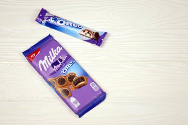 KHARKOV, UKRAINE - 8 Aralık 2020: Oreo ve Milka çikolatası ve beyaz masa. Oreo, Amerika 'da en çok satan kurabiye ve kremalı sandviç.