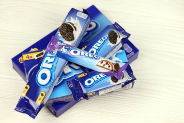 KHARKOV, UKRAINE - 8 Aralık 2020: Oreo sandviç kurabiyeleri ve mavi ürün kutuları beyaz masada. Oreo, Amerika 'da en çok satan kurabiye ve kremalı sandviç.