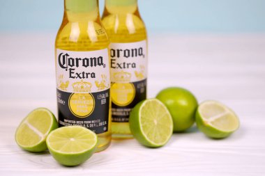 KHARKOV, UKRAINE - 9 Aralık 2020: limon dilimli Corona Ekstra Birası. Anheuser Busch InBev ile birlikte Grupo Modelo tarafından üretilen Corona, ABD 'nin en popüler ithal birasıdır.