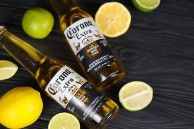 KHARKOV, UKRAINE - 9 Aralık 2020: limon dilimli Corona Ekstra Birası. Anheuser Busch InBev ile birlikte Grupo Modelo tarafından üretilen Corona, ABD 'nin en popüler ithal birasıdır.