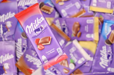 KHARKOV, UKRAINE - 8 ARALIK 2020: Mor Milka çikolatasının birçok paketi. Milka, uluslararası alanda Mondelez International tarafından üretilen bir İsviçre markası.