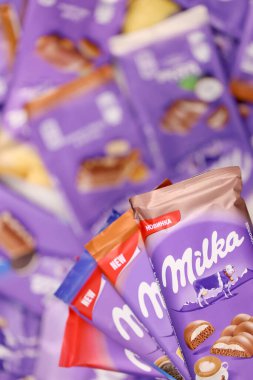 KHARKOV, UKRAINE - 8 ARALIK 2020: Mor Milka çikolatasının birçok paketi. Milka, uluslararası alanda Mondelez International tarafından üretilen bir İsviçre markası.