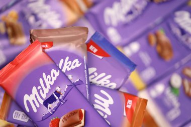 KHARKOV, UKRAINE - 8 ARALIK 2020: Mor Milka çikolatasının birçok paketi. Milka, uluslararası alanda Mondelez International tarafından üretilen bir İsviçre markası.