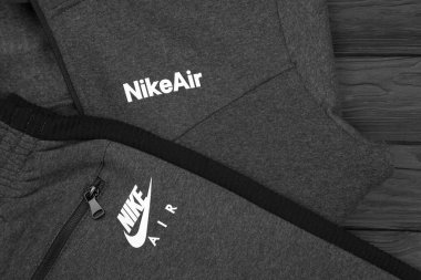 KHARKOV, UKRAINE - 20 ARALIK 2020: Nike marka spor giysi seti. Nike, giysi ve ayakkabı imalatı ve dünya çapında pazarlama yapan çok uluslu bir Amerikan şirketidir.