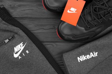 KHARKOV, UKRAINE - 20 ARALIK 2020: Nike marka giysiler ve ayakkabı takımı. Nike, giysi ve ayakkabı imalatı ve dünya çapında pazarlama yapan çok uluslu bir Amerikan şirketidir.