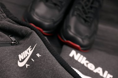 KHARKOV, UKRAINE - 20 ARALIK 2020: Nike marka giysiler ve ayakkabı takımı. Nike, giysi ve ayakkabı imalatı ve dünya çapında pazarlama yapan çok uluslu bir Amerikan şirketidir.