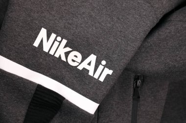 KHARKOV, UKRAINE - 20 ARALIK 2020: Gri spor giyim parçasına Nike hava logosu. Nike, giysi ve ayakkabı imalatı ve dünya çapında pazarlama yapan çok uluslu bir Amerikan şirketidir.