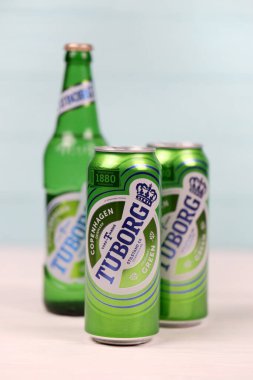 KHARKOV, UKRAINE - 8 Aralık 2020: Ahşap zemin üzerinde yeşil Tuborg birası kutuları. Tuborg, Danimarka 'da 1873 yılında kurulan bir bira şirketidir.