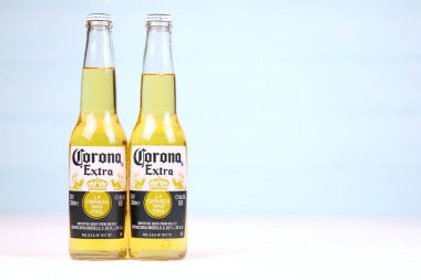 KHARKOV, UKRAINE - 9 Aralık 2020: 2 şişe Corona Extra Birası. Anheuser Busch InBev ile birlikte Grupo Modelo tarafından üretilen Corona, ABD 'nin en popüler ithal birasıdır.