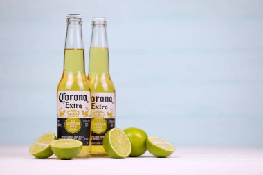 KHARKOV, UKRAINE - 9 Aralık 2020: limon dilimli Corona Ekstra Birası. Anheuser Busch InBev ile birlikte Grupo Modelo tarafından üretilen Corona, ABD 'nin en popüler ithal birasıdır.