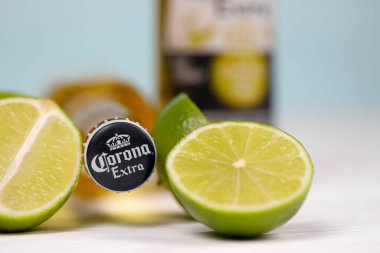 KHARKOV, UKRAINE - 9 Aralık 2020: limon dilimli Corona Ekstra Birası. Anheuser Busch InBev ile birlikte Grupo Modelo tarafından üretilen Corona, ABD 'nin en popüler ithal birasıdır.