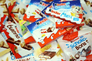KHARKOV, UKRAINE - 8 Aralık 2020: Ferrero SpA tarafından üretilen birçok farklı ürün. Kinder, İtalyan çok uluslu imalatçı Ferrero 'nun bir markasıdır.