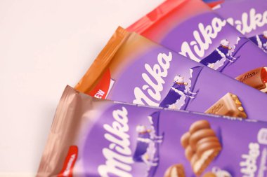 KHARKOV, UKRAINE - 8 Aralık 2020: Mor Milka çikolataları beyaz masada. Milka, uluslararası alanda Mondelez International tarafından üretilen bir İsviçre markası.