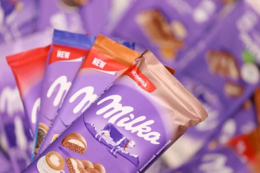 KHARKOV, UKRAINE - 8 ARALIK 2020: Mor Milka çikolatasının birçok paketi. Milka, uluslararası alanda Mondelez International tarafından üretilen bir İsviçre markası.