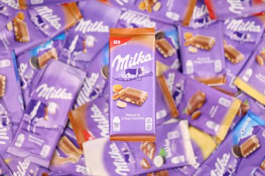 KHARKOV, UKRAINE - 8 ARALIK 2020: Mor Milka çikolatasının birçok paketi. Milka, uluslararası alanda Mondelez International tarafından üretilen bir İsviçre markası.