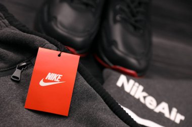KHARKOV, UKRAINE - 20 ARALIK 2020: Nike marka giysiler ve ayakkabı takımı. Nike, giysi ve ayakkabı imalatı ve dünya çapında pazarlama yapan çok uluslu bir Amerikan şirketidir.