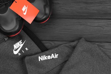KHARKOV, UKRAINE - 20 ARALIK 2020: Nike marka giysiler ve ayakkabı takımı. Nike, giysi ve ayakkabı imalatı ve dünya çapında pazarlama yapan çok uluslu bir Amerikan şirketidir.
