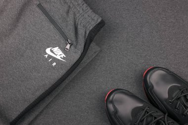 KHARKOV, UKRAINE - 20 ARALIK 2020: Nike marka giysiler ve ayakkabı takımı. Nike, giysi ve ayakkabı imalatı ve dünya çapında pazarlama yapan çok uluslu bir Amerikan şirketidir.