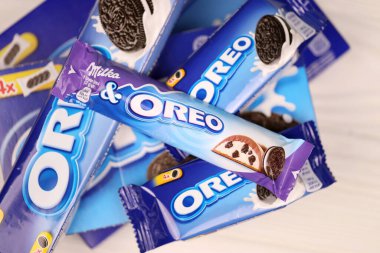 KHARKOV, UKRAINE - 8 Aralık 2020: Oreo sandviç kurabiyeleri ve mavi ürün kutuları beyaz masada. Oreo, Amerika 'da en çok satan kurabiye ve kremalı sandviç.