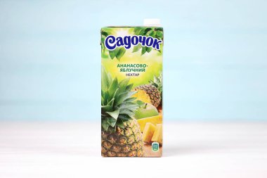 KHARKOV, UKRAINE - 18 Aralık 2020: Sandora şirketinin Sadochok ananas ve elma suyu. Sandora LLC Ukraynalı meyve suyu ve karbonatlı içecek üreticisi. Amerikan PepsiCo şirketine ait.
