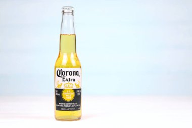 KHARKOV, UKRAINE - 9 Aralık 2020: bir şişe Corona Extra Birası. Anheuser Busch InBev ile birlikte Grupo Modelo tarafından üretilen Corona, ABD 'nin en popüler ithal birasıdır.