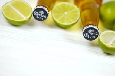 KHARKOV, UKRAINE - 9 Aralık 2020: limon dilimli Corona Ekstra Birası. Anheuser Busch InBev ile birlikte Grupo Modelo tarafından üretilen Corona, ABD 'nin en popüler ithal birasıdır.