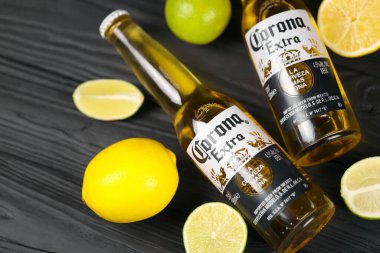 KHARKOV, UKRAINE - 9 Aralık 2020: limon dilimli Corona Ekstra Birası. Anheuser Busch InBev ile birlikte Grupo Modelo tarafından üretilen Corona, ABD 'nin en popüler ithal birasıdır.