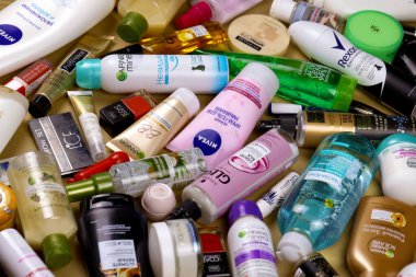 KHARKOV, UKRAINE - 2 Ocak 2021: Pek çok kişi farklı brendi dişileri için şişe ve kavanoz kullandı. Şampuan ve losyonlar için kaplar, kremler için teneke kutular ve yüz maskeleri