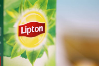 KHARKOV, UKRAINE - 8 ARALIK 2020 Lipton klasik yeşil çay poşetleri. Lipton, Unilever ve PepsiCo şirketlerine ait bir İngiliz çay markası.