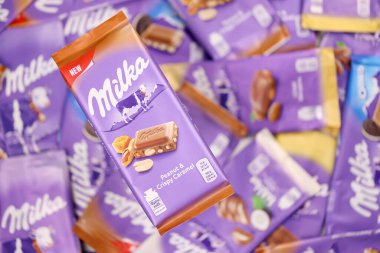 KHARKOV, UKRAINE - 8 ARALIK 2020: Mor Milka çikolatasının birçok paketi. Milka, uluslararası alanda Mondelez International tarafından üretilen bir İsviçre markası.