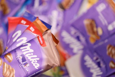 KHARKOV, UKRAINE - 8 ARALIK 2020: Mor Milka çikolatasının birçok paketi. Milka, uluslararası alanda Mondelez International tarafından üretilen bir İsviçre markası.