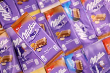 KHARKOV, UKRAINE - 8 ARALIK 2020: Mor Milka çikolatasının birçok paketi. Milka, uluslararası alanda Mondelez International tarafından üretilen bir İsviçre markası.