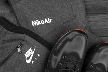 KHARKOV, UKRAINE - 20 ARALIK 2020: Nike marka giysiler ve ayakkabı takımı. Nike, giysi ve ayakkabı imalatı ve dünya çapında pazarlama yapan çok uluslu bir Amerikan şirketidir.