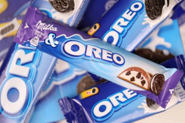 KHARKOV, UKRAINE - 8 Aralık 2020: Oreo sandviç kurabiyeleri ve mavi ürün kutuları beyaz masada. Oreo, Amerika 'da en çok satan kurabiye ve kremalı sandviç.