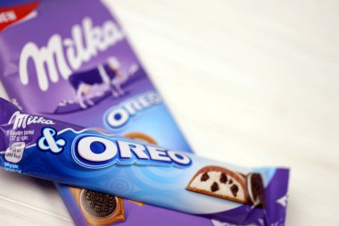 KHARKOV, UKRAINE - 8 Aralık 2020: Oreo ve Milka çikolatası ve beyaz masa. Oreo, Amerika 'da en çok satan kurabiye ve kremalı sandviç.