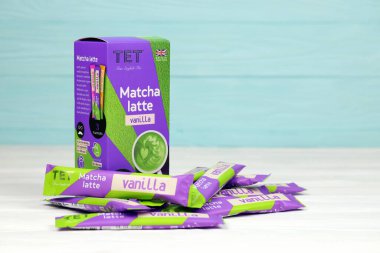KHARKOV, UKRAINE - 28 Aralık 2020: bir paket TET Matcha latte vanilyalı çay çubuğu. İngiltere 'de Sun Generation Ltd tarafından üretilen gerçek İngiliz çayı.
