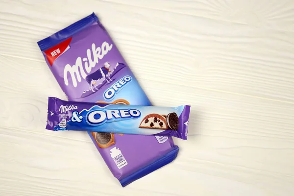 Kharkow Ukraine Grudzień 2020 Oreo Milka Batonik Czekoladowy Płyta Białym — Zdjęcie stockowe