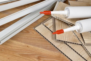 PVC tavan çalışması için malzeme seti. Yapıştırıcı şişeler ve plastik köşeli PVC paneller. Kapalı VPC kaplama kiti. İç yenileme çalışmaları veya inşaat malzemeleri