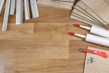 PVC tavan çalışması için malzeme seti. Yapıştırıcı şişeler ve plastik köşeli PVC paneller. Kapalı VPC kaplama kiti. İç yenileme çalışmaları veya inşaat malzemeleri