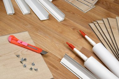 PVC tavan çalışması için malzeme seti. Yapıştırıcı şişeler ve plastik köşeli PVC paneller. Kapalı VPC kaplama kiti. İç yenileme çalışmaları veya inşaat malzemeleri