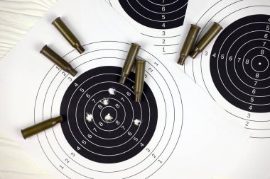Atış poligonunda hedef tahtası olan bir sürü kurşun. Nişan alma ve atış doğruluğu eğitimi
