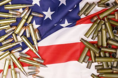 Birçok sarı 9mm ve 5.56 mm 'lik mermiler ve fişekler Birleşik Devletler bayrağında.