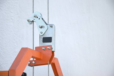 Ön cephe için askıya alınmış tel halat platformunun bir parçası olarak güvenlik kilidi çok katlı binalarda işe yarıyor. Kontrol arızası sırasında çalışma platformunun düşmesini önlemek için güvenlik kilidi