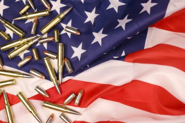 Birçok sarı 9mm ve 5.56 mm 'lik mermiler ve fişekler Birleşik Devletler bayrağında.