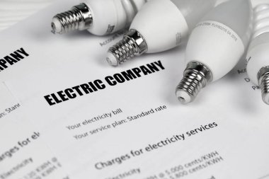 Soyut Amerikan elektrik faturası. Enerji tasarrufu yaparak tasarruf kavramı ampuller ve elektrik faturası faturasına yol açtı