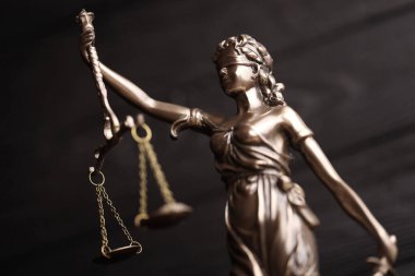 Adalet Anıtı. Adalet Anıtı ya da Roma Adalet Tanrıçası. Siyah ahşap duvardaki heykel. Yargı, mahkeme süreci ve avukatların işgali kavramı