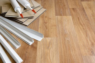 PVC tavan çalışması için malzeme seti. Yapıştırıcı şişeler ve plastik köşeli PVC paneller. Kapalı VPC kaplama kiti. İç yenileme çalışmaları veya inşaat malzemeleri