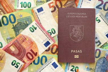 Litvanya pasaportu büyük miktarda avroluk para banknotlarına yakın duruyor. Avrupa 'da zengin yaşam ve seyahat kavramı