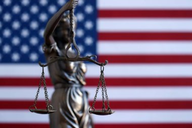 Amerika Birleşik Devletleri Hukuk ve Adalet Heykeli. ABD bayrağı yakın.