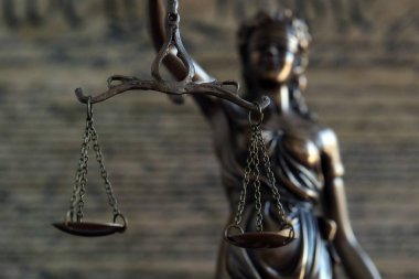 Lady Justice 'in karanlık sahnesi ve bulanık ABD Anayasa sayfasının geçmişi. Amerika Birleşik Devletleri 'nde dava ve yargı